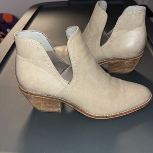 Beast Fashion women’s gray leathered booties size 9 EUC!